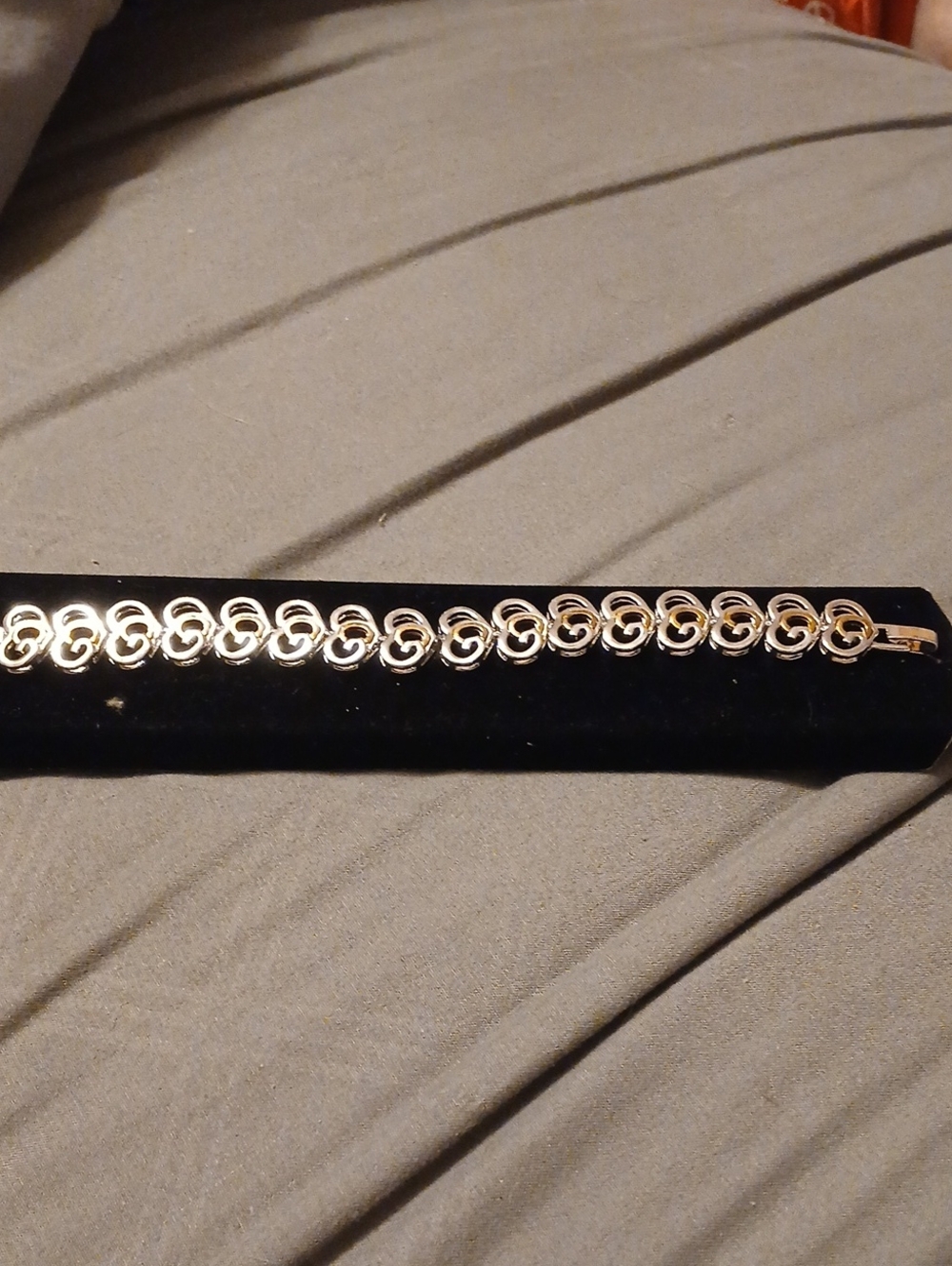 Women's Silver Spiral Link Bracelet - Timeless Chain Style